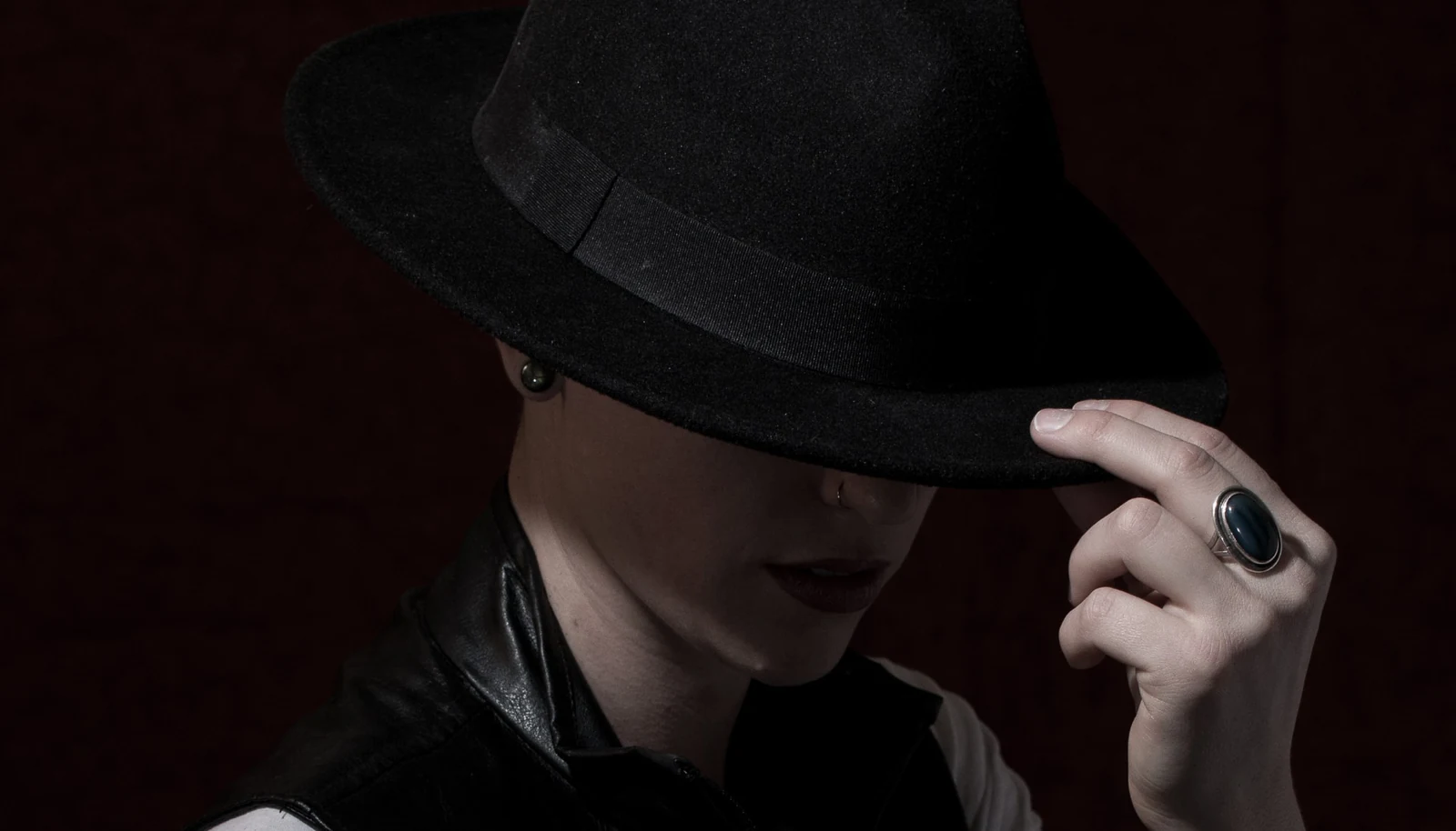 Close dramatic portrait with a wide-brimmed hat photographed by Anthony