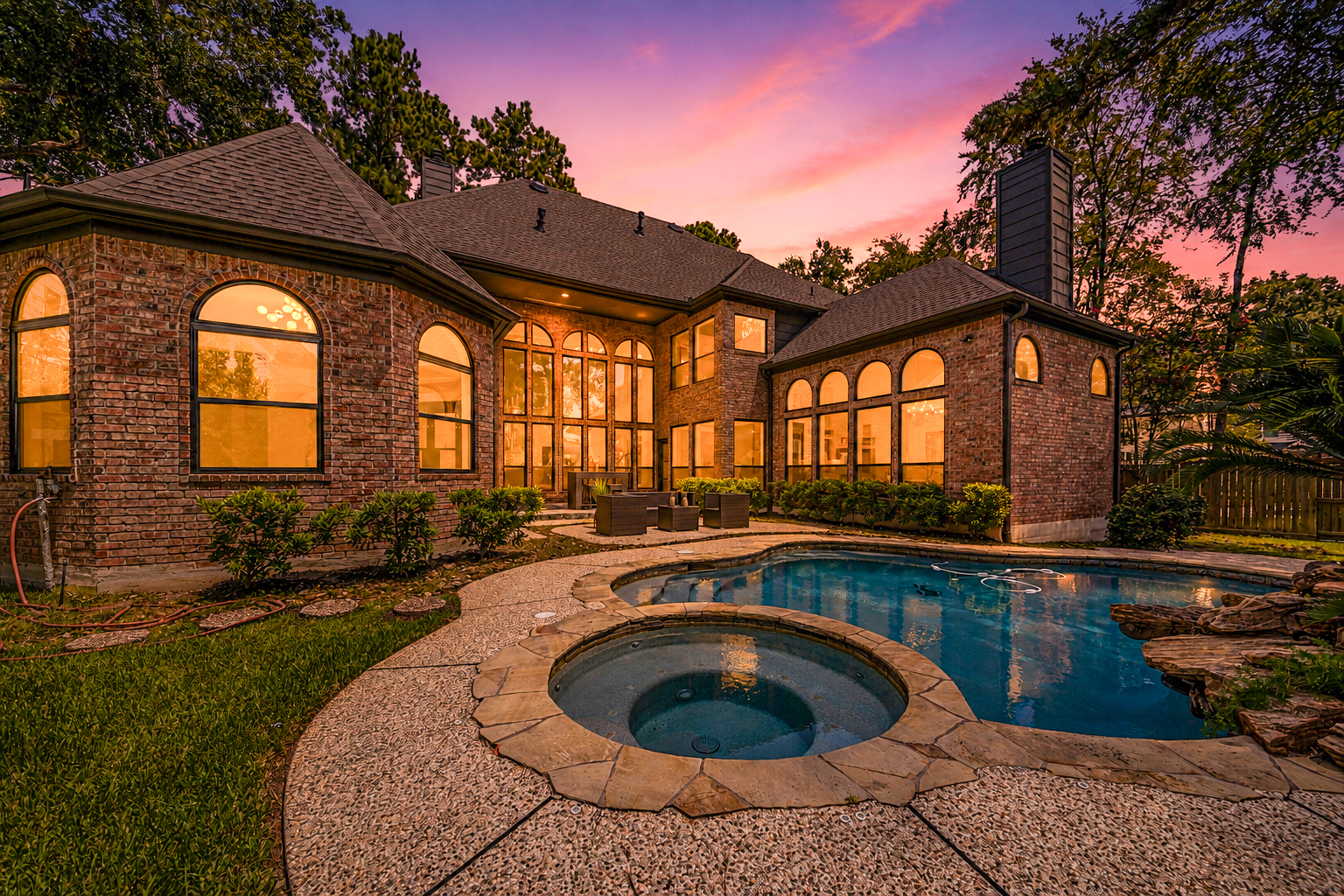 Twilight backyard and pool real estate photograph by Jose Rodriguez in Greater Houston, Texas